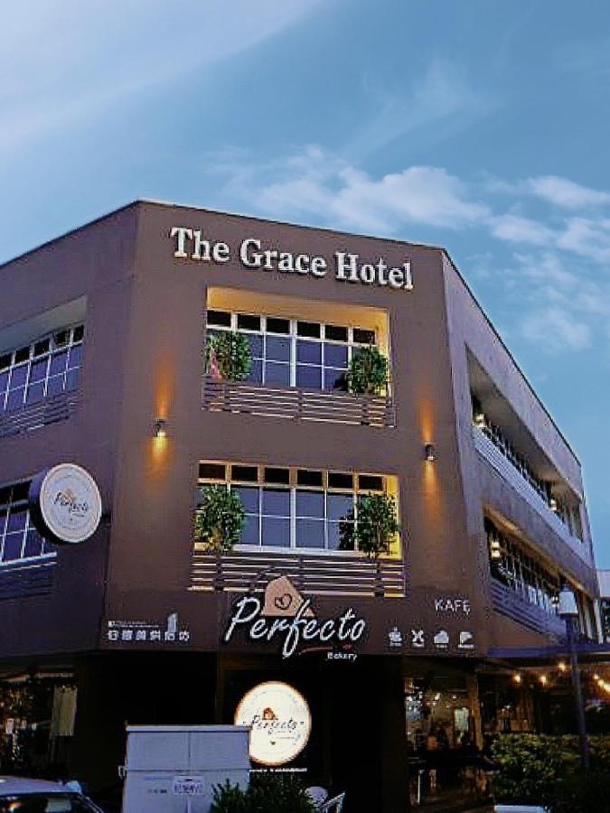The Grace Hotel Muar Extérieur photo
